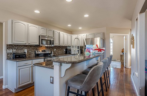 Grand Junction House | Casa Rimrock: Pergola Dining and Monument Views