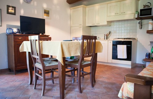 Pitigliano House | CASA RINA: Detached house with 400 M2 private fenced garden, swimming pool.