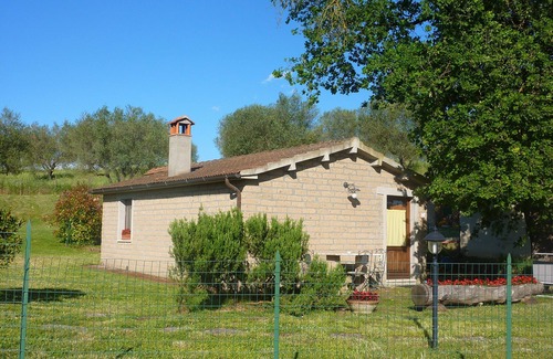 Pitigliano House | CASA RINA: Detached house with 400 M2 private fenced garden, swimming pool.