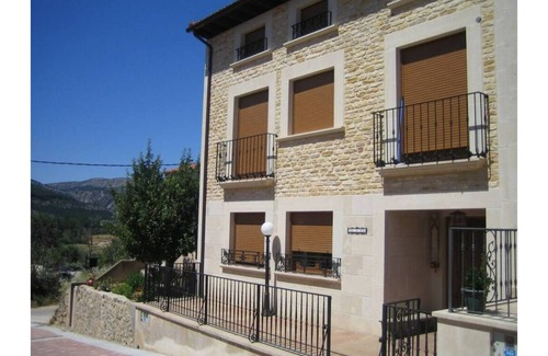 Santo Domingo de Silos Apartment | Casa Rosa, Perfecta Para Familias Grandes!