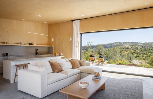 Yosemite Lakes Cabin | Casa Roca: Modern Cabin in 17 Acres Near Yosemite