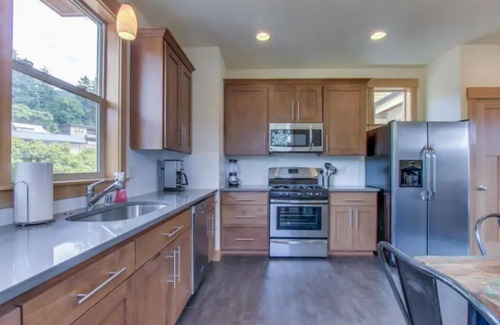 White Salmon House | Casa Roja - Mt Hood view townhome in the heart of White Salmon