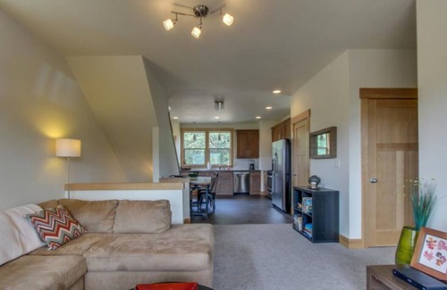 White Salmon House | Casa Roja - Mt Hood view townhome in the heart of White Salmon