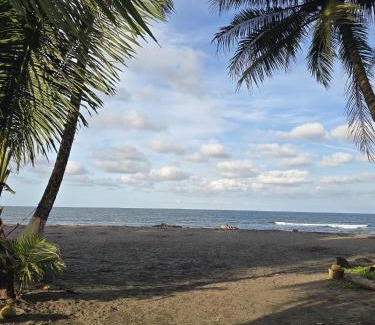 Tortuguero Apartment | Casa Rosa - Beach Front