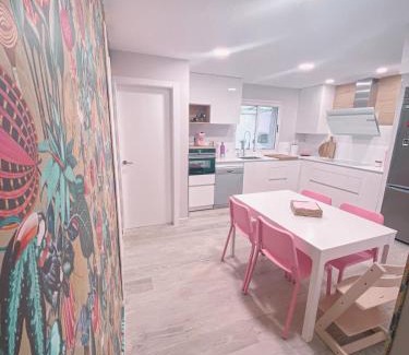 Campillo de Altobuey Apartment | Casa rosa completa-patio- BBQ-columpios-buhardilla