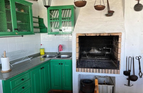 La Solana Ski Chalet | 'Casa Rosa' with Sea View, Wi-Fi and Air Conditioning