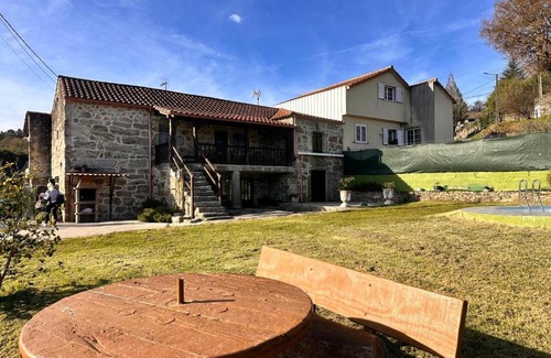 Oroso House | Casa Rural con Piscina en La Cañiza
