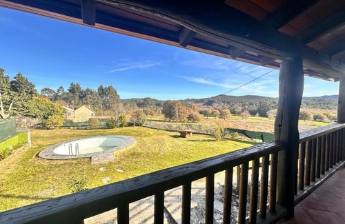 Oroso House | Casa Rural con Piscina en La Cañiza