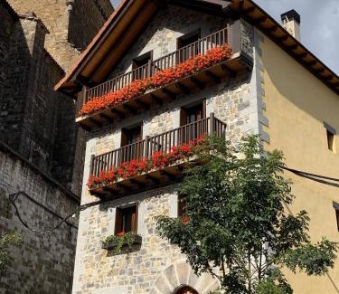 Isaba House | Casa rural ELURKOIA
