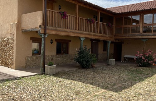 Llamas de la Ribera Cottage | Casa Rural Villafranca