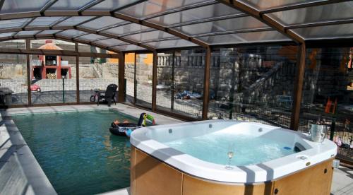 Collado Mediano House | Casa Rural Mansion Adela con Piscina y Jacuzzi