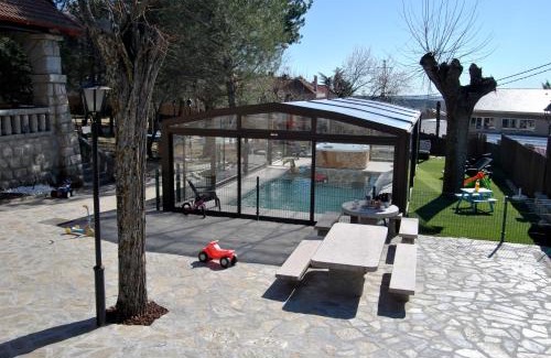 Collado Mediano House | Casa Rural Mansion Adela con Piscina y Jacuzzi