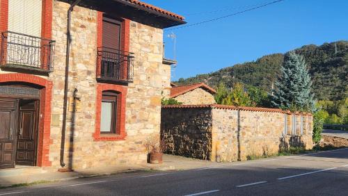 Los Barrios de Luna House | Casa rural Salomé, Mora de Luna, al lado del río Luna