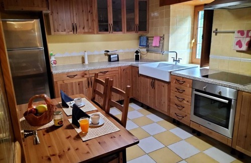 Cuevas de Vinayo Cottage | Casa Rural Sensaciones 3 bedrooms with garden