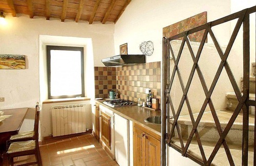 Castiglione d'Orcia House | Casa Salvia B: A cozy and welcoming apartment in the characteristic style of the Tuscan countryside, with Free WI-FI.