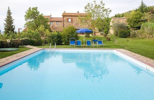 Castiglione d'Orcia House | Casa Salvia B: A cozy and welcoming apartment in the characteristic style of the Tuscan countryside, with Free WI-FI.