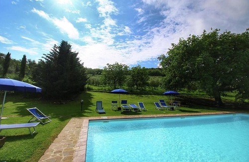 Castiglione d'Orcia House | Casa Salvia F: An apartment in the characteristic style of the Tuscan countryside, with Free WI-FI.