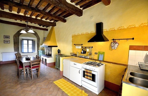 Monteriggioni House | Casa Scoiattolo B: A cozy and welcoming apartment surrounded by meadows and by green hills, with Free WI-FI.