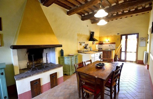 Monteriggioni House | Casa Scoiattolo B: A cozy and welcoming apartment surrounded by meadows and by green hills, with Free WI-FI.
