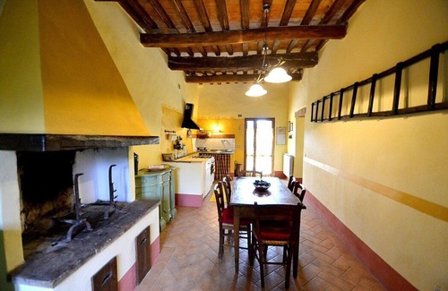 Monteriggioni House | Casa Scoiattolo B: A cozy and welcoming apartment surrounded by meadows and by green hills, with Free WI-FI.
