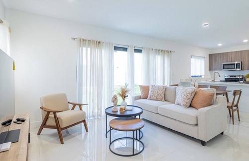 Florida City House | Casa Serenity - 4BR Homes for big families - Near Florida Keys!