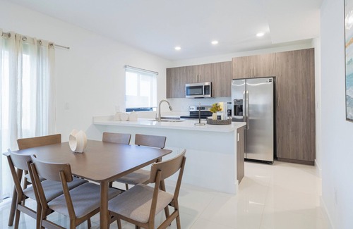 Florida City House | Casa Serenity - 4BR Homes for big families - Near Florida Keys!