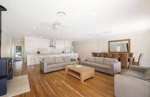 Pokolbin House | Casa Siena Hunter Valley 5 king size rooms all with full en-suites. On vineyard