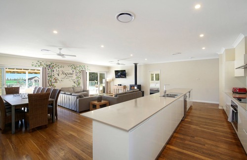 Pokolbin House | Casa Siena Hunter Valley 5 king size rooms all with full en-suites. On vineyard