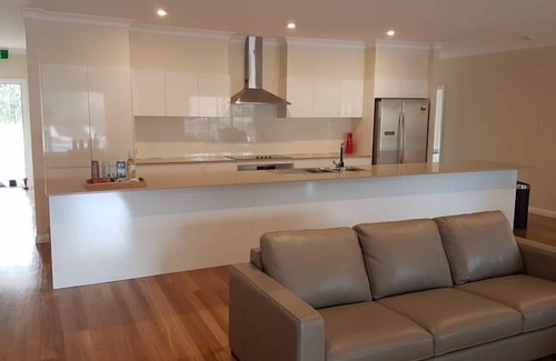 Pokolbin House | Casa Siena Hunter Valley 5 king size rooms all with full en-suites. On vineyard