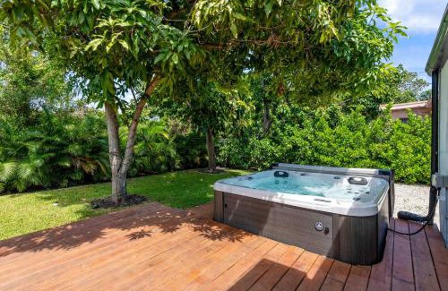 Buena Vista House | Casa Siesta- Hot tub Home Gym and Modern Design