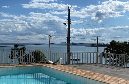 Tres Marias House | Casa Simples e Aconchegante com uma Vista Magnífica Para Represa