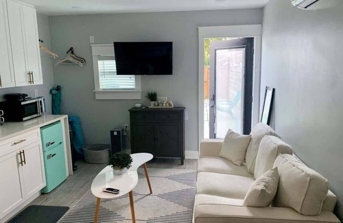 Sunshine Park House | Casa Sunshine - Mediterranean Style Meets Cabana Life