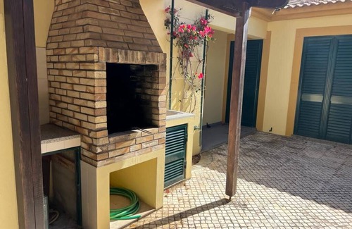 Pedras Pretas House | Casa t3, Térrea com Churrasco e Acesso Direto ao mar