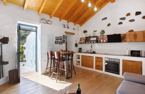 Vega de San Mateo Ski Chalet | 'Casa Tito Y Teresita' with Sea View, Private Terrace and Wi-Fi