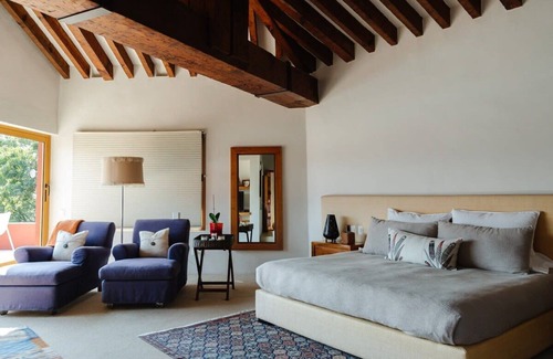 Centro House | Casa Tres Árboles: With a view of Valle Lake