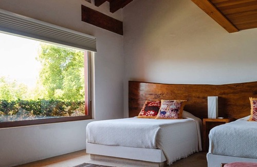 Centro House | Casa Tres Árboles: With a view of Valle Lake