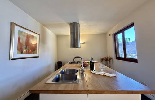 Riva Apartment | Casa Tulipano Grande, Faggeto Lario, Italy