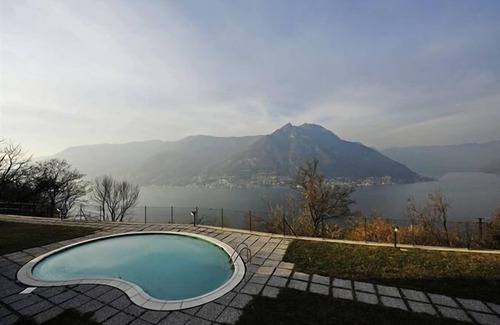 Riva Apartment | Casa Tulipano Grande, Faggeto Lario, Italy