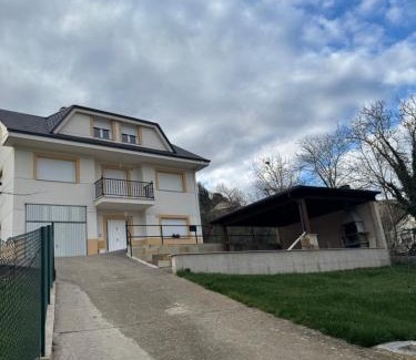 Corullon House | Casa turismo rural Becar