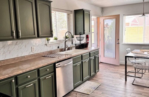 Farmington House | Casa Uva beautiful family retreat with a pool near to everything you need.