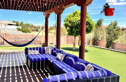 Farmington House | Casa Uva beautiful family retreat with a pool near to everything you need.