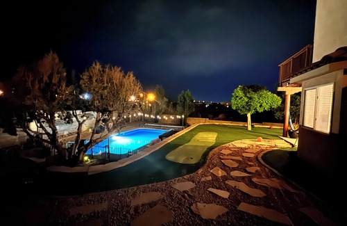 Farmington House | Casa Uva beautiful family retreat with a pool near to everything you need.