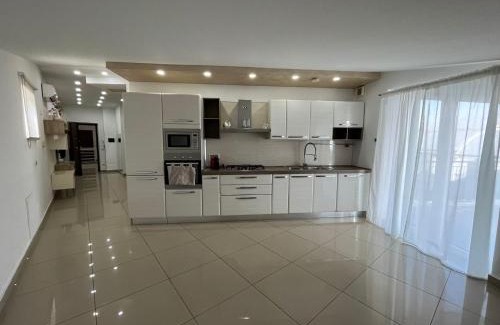 Leonforte Apartment | Casa vacanza Helios