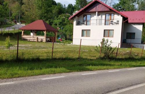 Capatineni-Ungureni House | Casa Valea Arefului