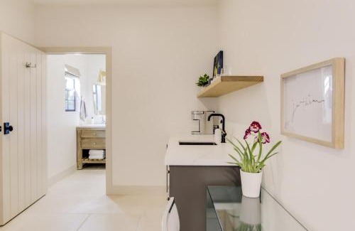 Upper East Apartment | Casa Valerio - Boutique Suites in Downtown Santa Barbara