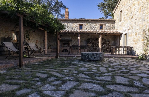Roccastrada Villa | Casa Vecchia: Luxurious villa with shared pool, tennis court & stunning views!