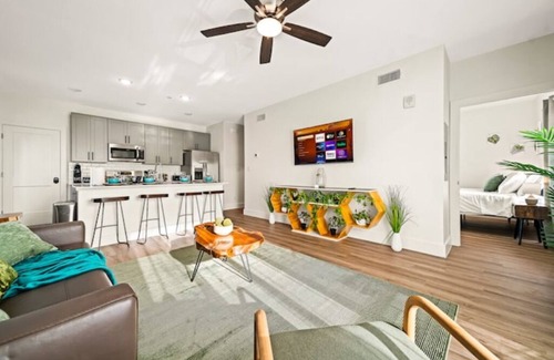 Old East Dallas Apartment | Casa Verde - 1 BR 2 Beds 5min DT & Deep Ellum