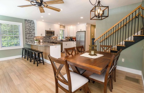 Montville House | Casa Verde 2 | Luxe Lakeside Escape with Kayaks