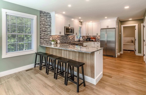 Montville House | Casa Verde 2 | Luxe Lakeside Escape with Kayaks