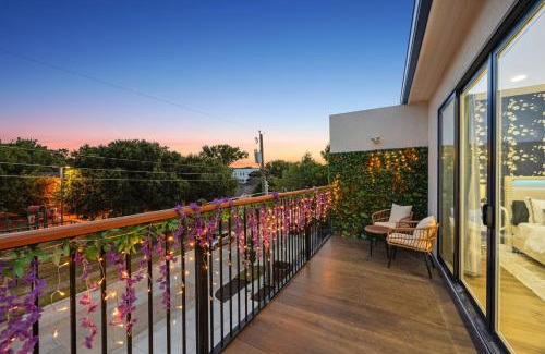 West Dallas Villa | Casa Verde Balcony Sleeps 10 4BR Free Prkg